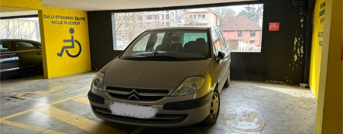 UMHCG sprovodi mapiranje nepropisnog korišćenja parking mjesta namijenjenih za vozila osoba s invaliditetom