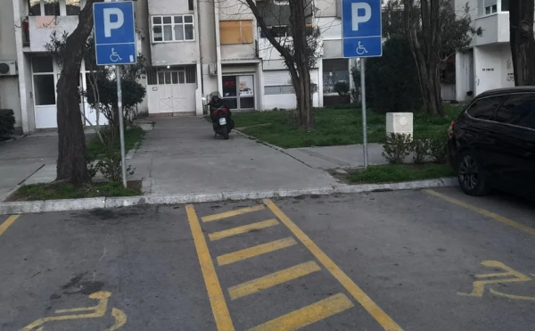 Bahati vozači ostavljaju vozila na parkingu predviđenom za osobe s invaliditetom