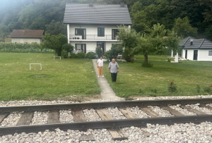 Branka i Mališa Rahović pisali ministru: Putem ne mogu proći, preko pruge ne smiju