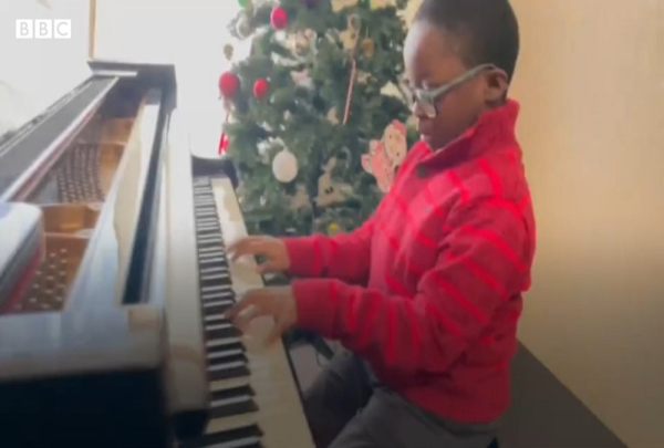 Muzički vunderkind - dječak s autizmom svira klavir kao Mocart