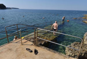 Nepristupačnost plaža u Boki Kotorskoj za kupanje osoba s invaliditetom - ograničavanje njihovih ljudskih prava